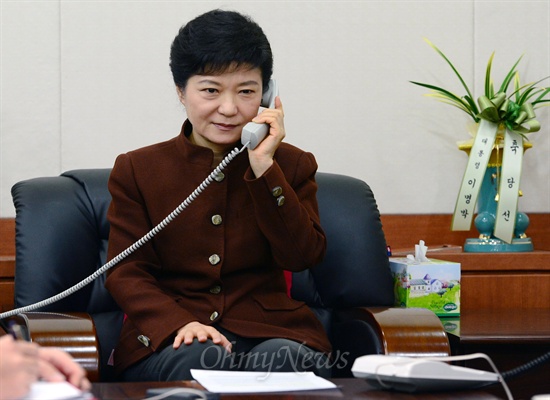박근혜 대통령 당선인이 지난해 12월 21일 오전 여의도 새누리당 당사에서 버락 오바마 미국대통령과 전화통화하고 있다.