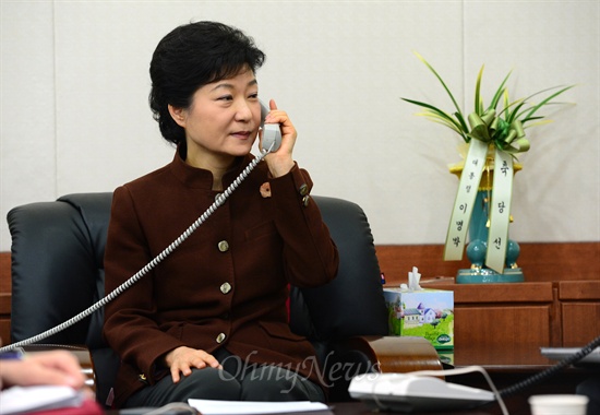 박근혜 대통령 당선인이 지난 21일 오전 여의도 새누리당 당사에서 버락 오바마 미국대통령과 전화통화하고 있다.