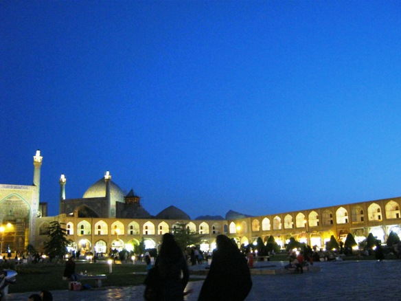 이란 이스파한의 이맘광장. 저물녘이다. 이곳을 다녀온 프랑스의 한 시인은 여기를 "세상의 절반"이라고 했다.