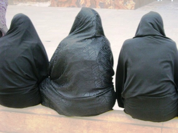 이슬람 전통의상 차도르로 몸을 가린 이란 여성들.