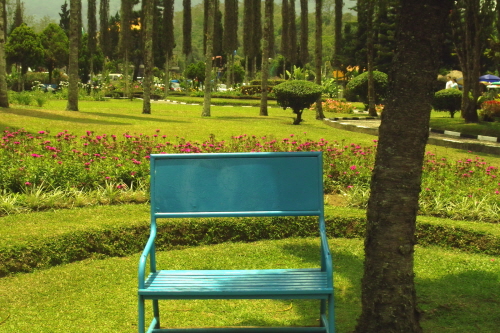 오래도록 앉아서 휴식을 취하고 싶은 파란 의자