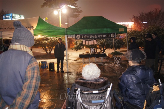 지난 2012년 12월 말 거리에서 죽어간 노숙인 추모제가 동대구역 무료급식소에서 열렸다.
