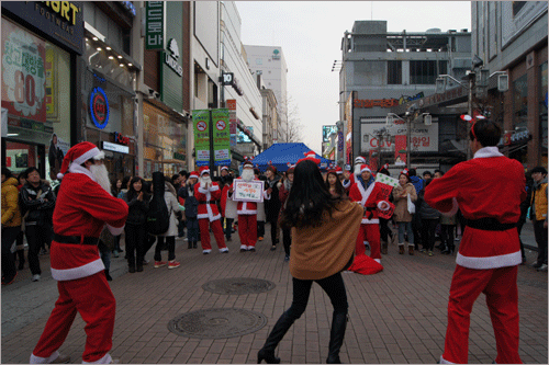 몰래산타 대작전에 돌입하기 위해 거리홍보전에 나선 산타들