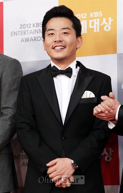  22일 저녁 서울 여의도 KBS신관 공개홀에서 열린 <2012 KBS 연예대상> 포토월에서 개그콘서트와 해피선데이 남자의 자격의 김준호가 웃고 있다.
