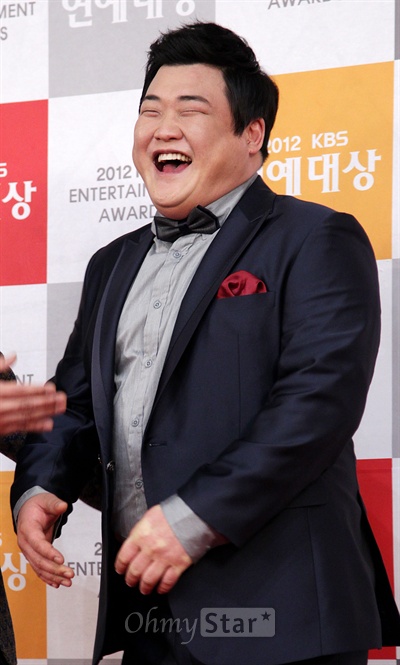  22일 저녁 서울 여의도 KBS신관 공개홀에서 열린 <2012 KBS 연예대상> 포토월에서 개그콘서트 네가지의 김준현이 크게 웃고 있다.