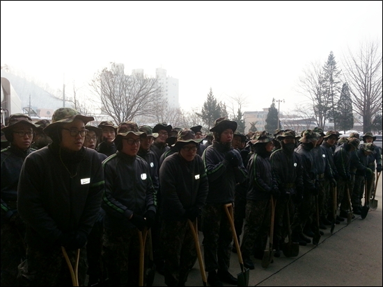12월22일, 화천읍내에 500여 명의 군인들이 집결했다.  