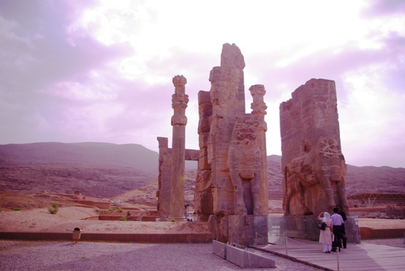 이란 사막 한복판에 위치한 페르세폴리스. 제국을 호령한 황제들의 여름 별궁이었다고 한다. 수천 년 전 번성했던 왕조를 증명하듯 남아있는 기둥들의 크기가 어마어마했다. 