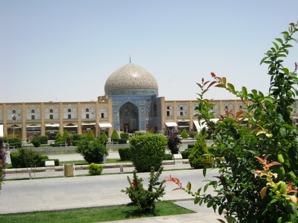 이스파한의 이맘광장. 세밀하게 만들어진 모스크의 황금빛 지붕이 햇살 아래 빛난다. 맞은편엔 알리 카푸 궁전이 있다.