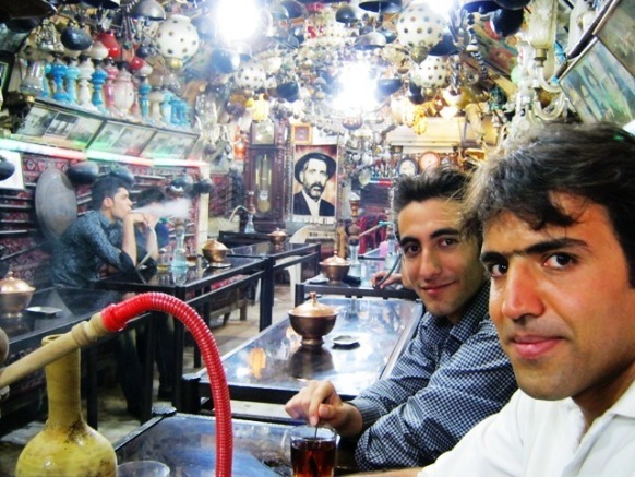 이맘광장에서 만난 이란 청년 모하메드와 그의 친구. 처음 보는 나를 이란식 찻집으로 데려가 홍차와 물담배를 대접하는 친절을 보였다.