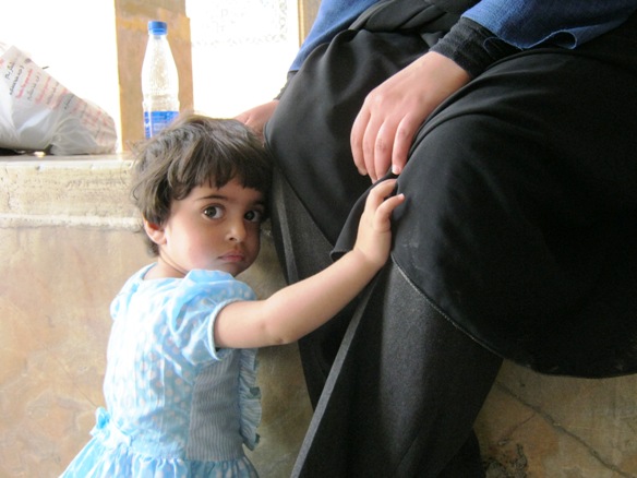 카메라 앞에 서기가 부끄러웠는지 차도르를 입은 엄마에게 달려가 안긴 이란의 꼬마숙녀. 이 아이가 살아갈 앞날이 보다 자유롭고 행복하기를.
