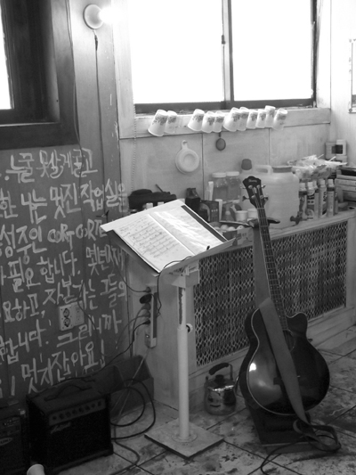 인천 갈산동 콜트악기 공장 안에서 농성할 때. 콜밴 연습의 흔적인 기타와 악보.