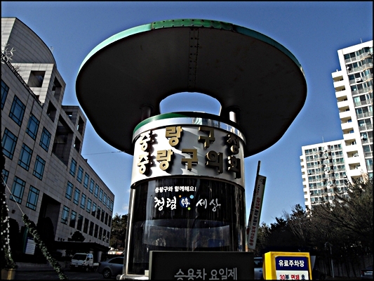 서울 중랑구청 인터넷 홈페이지를 통해 '봉화산길 차 없는 문화의 거리'에 오토바이(이륜차량) 통행 단속을 요구하는 민원이 이어지고 있다. 