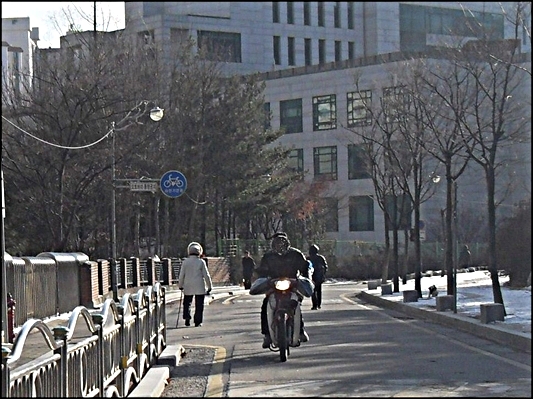 서울 중랑구 봉화산길 '차 없는 문화의 거리'는 차량통행 금지구역이다. 그러나 오토바이(이륜차량)들이 무법 질주하면서 시민들의 안전이 크게 위협받고 있다.
