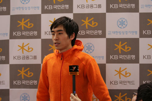  이승훈이 대회직후 인터뷰에 응하고 있다.