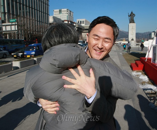 오연호 대표기자와 표창원 전 경찰대 교수가 24일 오후 서울 광화문광장에서 생방송으로<오마이뉴스> '힐링올레'를 하면서 포옹하고 있다.