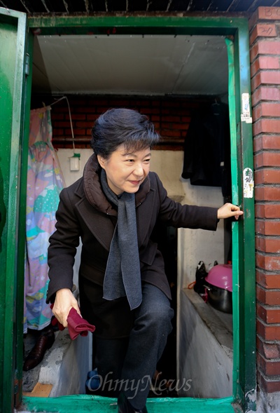2012년 12월 24일 오전 당시 박근혜 대통령 당선인이 서울 관악구 난향동의 기초생활수급자인 김상배(61)씨 집을 찾아 도시락을 전달하고 복지 정책 공약에 대한 이야기를 나눈 뒤 집을 나서고 있다.