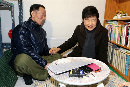 박근혜 대통령 당선인이 성탄절을 하루 앞둔 지난 12월 24일 오전 서울 관악구 난향동의 기초생활수급자인 김상배(61)씨 집을 찾아 도시락을 전달한 뒤 복지 정책 공약에 대한 이야기를 나누고 있다.