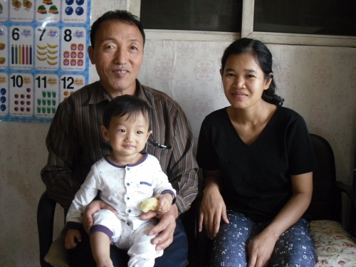김진국 씨는 30년 가까이 나이 차가 나는 베트남 아내와 함께 신혼생활을 하며 옥동자까지 얻어 주위의 부러움을 한 몸에 받고 있다. 