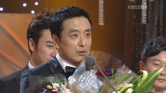  지난 22일 방영한 KBS <2012 KBS 연예대상>에서 쇼·버라이어티 부문 최우수상을 수상한 김승우