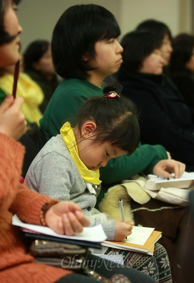 <오마이뉴스> 생방송 '힐링올레'의 오연호 대표기자가 24일 오후 서울 강남구 서초동 평화재단에서 법륜스님과 '즉문즉설' 모임을 열고 있는 가운데 어린아이도 모임에 참석하였다.