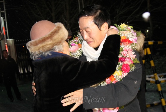 25일 자정, 홍성교도소를 나선 정봉주 전 의원이 환영을 나온 가족들과 포옹을 하고 있다.