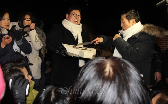 25일 자정, 홍성교도소에서 출소한 정봉주 전 의원이 미권스 회원들이 마련한 두부를 커팅하고 있다.