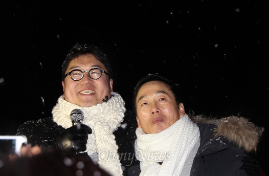 25일 자정, 홍성교도소에서 출소한 정봉주 전 의원과 김용민 씨.