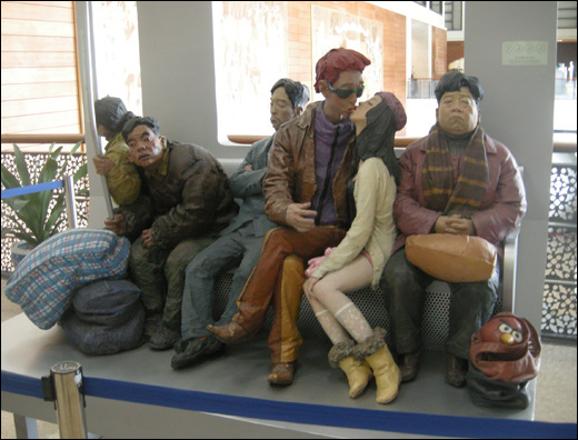 중국 팝아트작가 유청(柳靑)의 '지하철13호선' 100×160×220cm 2007년