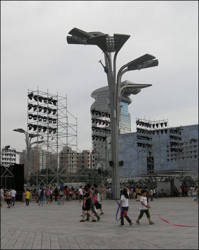 북경올림픽 주경기장 근처에서 볼 수 있는 다양한 패턴의 빌딩들. 가운데 뒤에 보이는 건물은 IBM본사다. 도시 분위기가 아주 활기차게 보인다 
