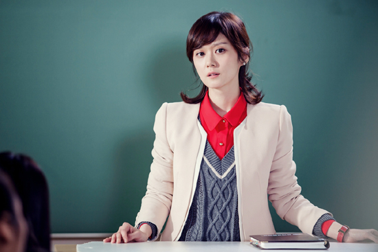  KBS 2TV 드라마 <학교 2013>에서 승리고등학교의 골칫거리 2학년 2반의 담임을 맡은 기간제 교사 정인재(장나라 분).