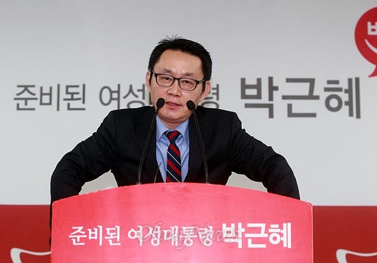  윤창중 당선인 수석대변인이 25일 오후 여의도 새누리당사 기자실을 방문해 기자회견을 하고 있다.