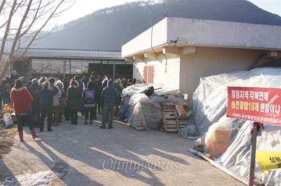  송전탑 건설에 반대하는 경북 청도군 각북면 삼평리에도 크리스마스는 찾아왔다. 철탑 건설에 맞서 싸우는 마을 할머니들을 찾은 주민들은 25일 오후 농성장 마당에서 성탄축하 예배를 올렸다.