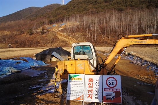 경북 청도군 각북면 삼평리 마을 앞산 송전탑 건설공사가 중단되어 있다.