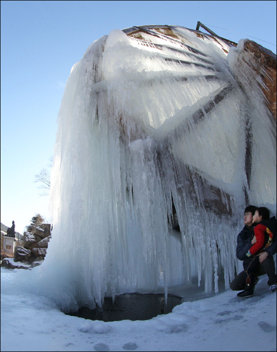 경남 함양군 안의면 상원리 연암물레방아공원에 설치된 물레방아가 추운 날씨 속에 26일 꽁꽁 얼어붙어 있다.
