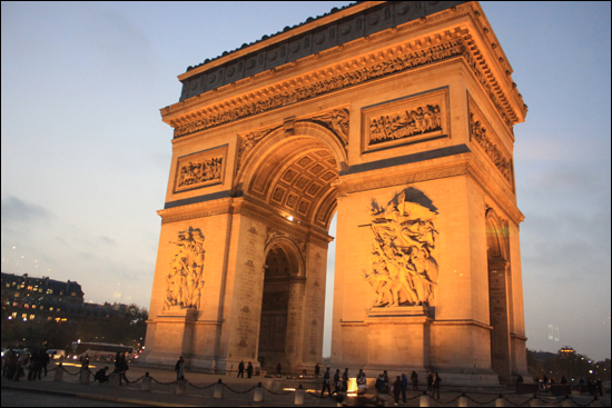 에펠탑과 함께 파리의 상징인 개선문
