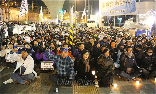 26일 오후 7시 30분부터 부산 영도구 한진중공업 앞에서 ‘최강서 열사 추모 부산총집회’가 열렸다. 
