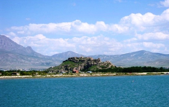 터키 동부에 위치한 거대한 호수의 도시 반. 그곳에도 많은 수의 쿠르드족이 살고 있다. 새파란 물빛이 비현실적으로 아름답다.