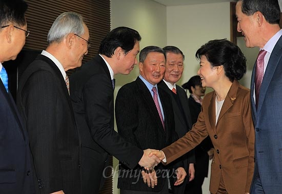지난 2012년 12월 26일 박근혜 대통령 당선인이 여의도 전경련 회관을 방문, 대기업 회장단과 티타임을 진행했다. 