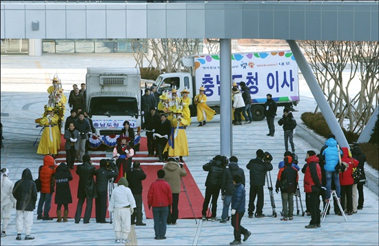 26일 충남 홍성 도청 새청사에서 열린 도청입주 환영이벤트 행사를 기자들이 취재하고 있다.