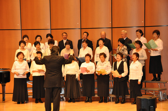 김포 사할린 합창단의 제1회 송년음악회가 지난 12월 17일 통진두레문화회관에서 열렸다.