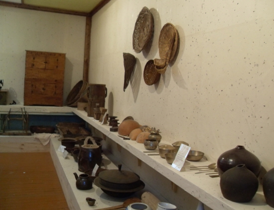 마을박물관에는 오래된 생활용품과 사진들이 전시되어 있다.
