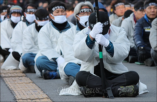  27일 오후 3시부터 한진중공업 최강서 열사추모 영남 노동자 대회가 부산역 광장에서 열렸다. 집회 측 추산 1500여명의 참가자들은 집회를 마친 후 영도구 한진중공업까지 거리 행진을 벌였다.   
