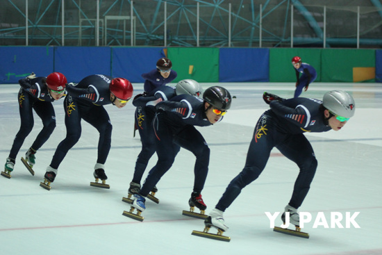  쇼트트랙 심석희 선수(사진 맨 왼쪽)가 25일 태릉 실내빙상장에서 남자선수들과 훈련하고 있다 