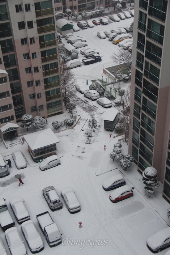28일 부산과 경남지방에 폭설이 내렸다. 사진은 이날 아침 경남 김해의 한 아파트 단지에 눈이 내리고 있는 모습. 