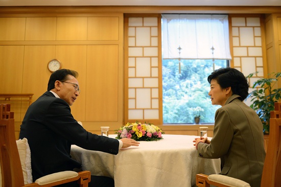 28일 청와대 백악실에서 이명박 대통령과 박근혜 대통령 당선인이 단독 접견을 하고 있다.
