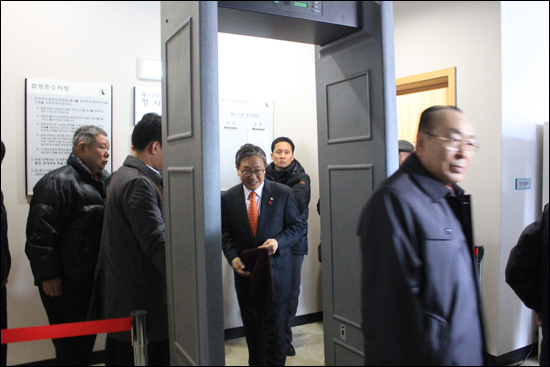 1심 선고 이후 법정을 빠져나오는 김동완 의원