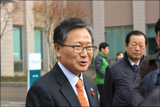 김동완 의원은 1심 선고 후 법정을 찾아 온 지지자들에게 소회를 밝히면서 항소심에서 1심에서 유죄가 인정된 '비서관 사전 약속'에 대해 어필하겠다는 뜻을 밝혔다.