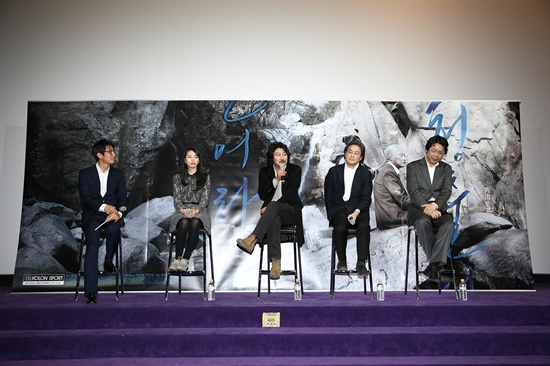  박찬경, 박찬욱 감독이 연출한 영화 <청출어람>의 시사회가 있었던 27일 저녁, 서울 메가박스 코엑스에서 기자간담회가 열렸다.