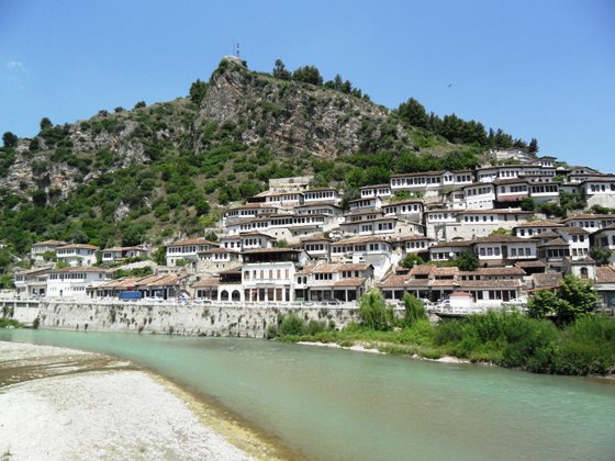 알바니아의 고적한 마을 배랏. 층계 형태로 지어진 집이 특이했다. 석회가 섞여서인지 강물 빛깔이 묘하다.