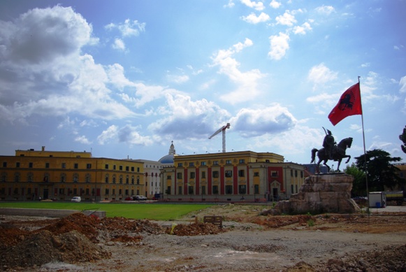 알바니아의 수도 티라나. 많은 건물들이 재건축 중이었다. 붉은 바탕에 새의 형상이 그려진 게 알바니아 국기다.